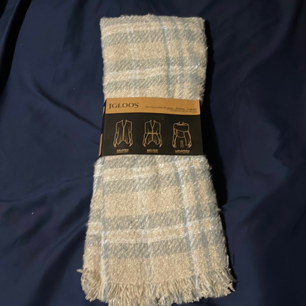 NWT Igloos multiple ways to wear shawl/wrap